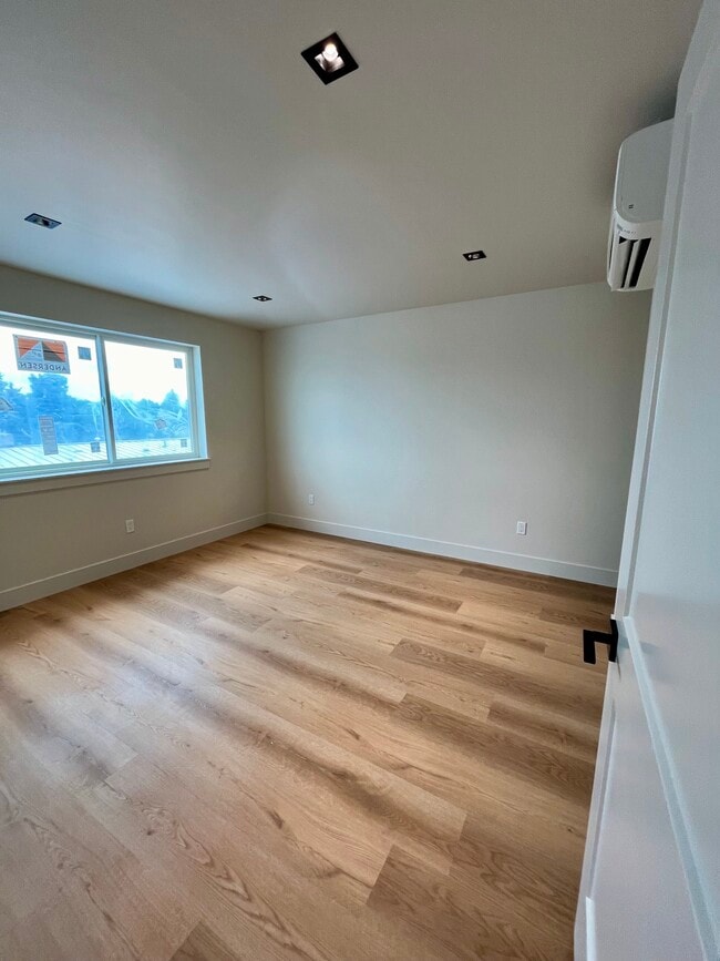 Building Photo - 1622 W Antler Ave