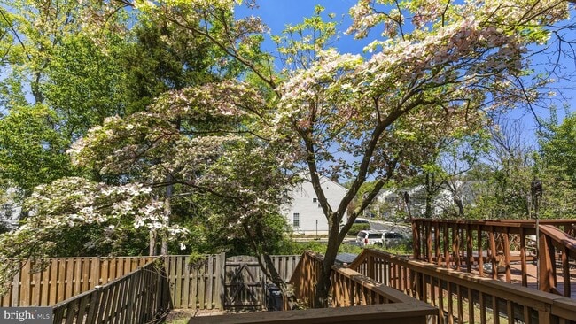 Building Photo - This stunning 3-bedroom, 2-bathroom interior townhome is sure to impress.