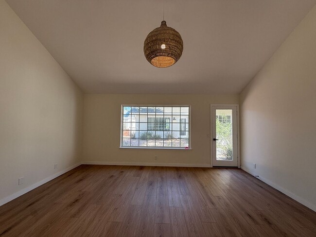 Building Photo - Beautifully Updated Single Story Custom Ho...