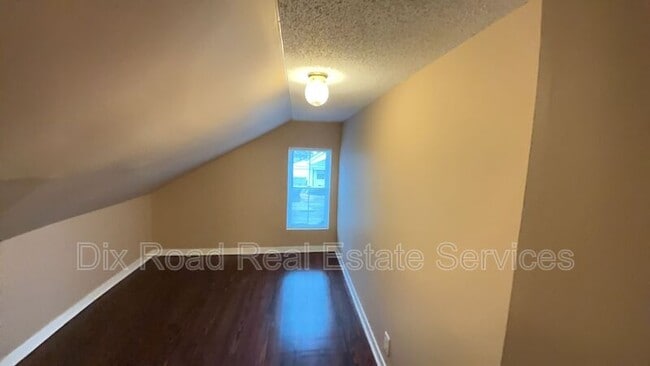 Building Photo - 9-9 E Main St