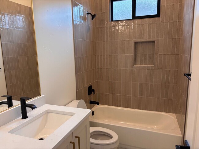 Building Photo - Beautiful 5 bedroom 4 bath in Desert Canyons
