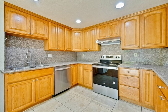 Building Photo - Hardwood Floors- A/C- Full Bedroom and Bath on First Floor: Fresh Paint