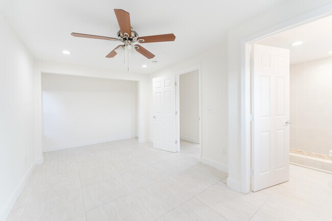 Building Photo - 364 E Palmetto Park Rd