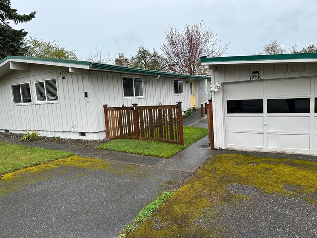 Building Photo - Recent Renovated Anacortes Two Bedroom