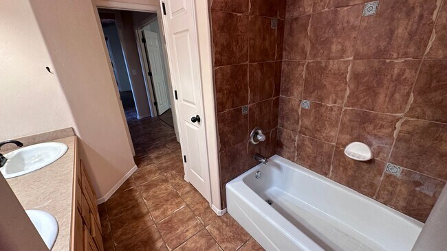 Building Photo - Beautiful 3 Bedroom 2 Bathroom with Low Ma...