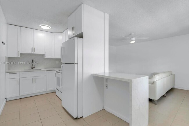 Building Photo - 4590 SW 67th Ave