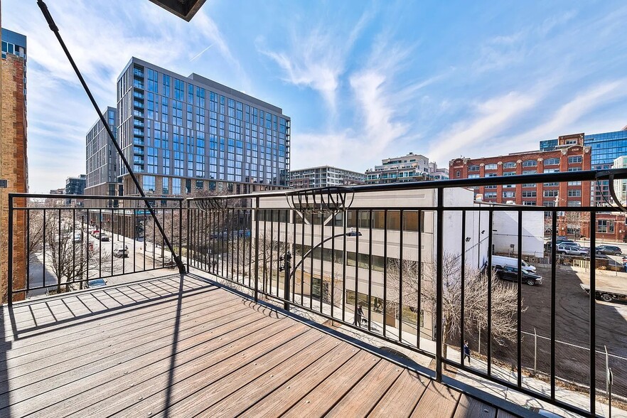 Large Balcony - 23 N Green St
