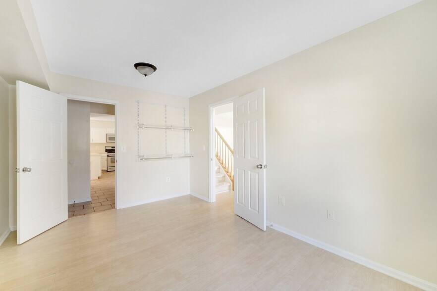 Building Photo - 6119 Oaklawn Ln