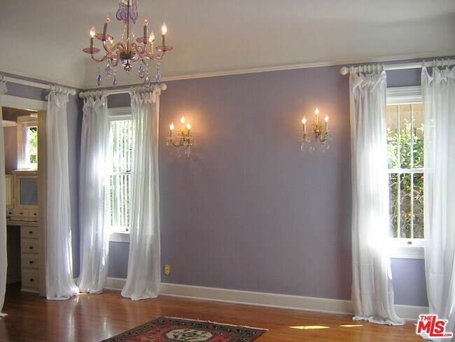 Building Photo - 914 Burnside Ave