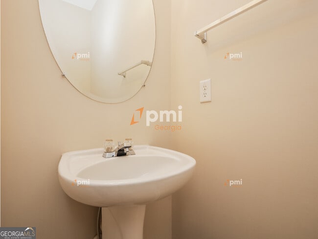 Building Photo - 1311 Vine Cir