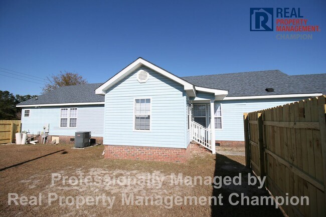 Building Photo - Spacious 3 BD/2.5 BA Home w/New Flooring and Fresh Paint
