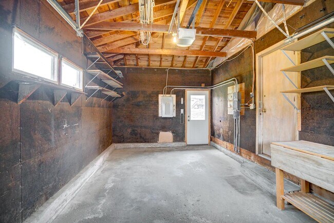 Garage Opens into Kitchen - 460 Hilton Dr