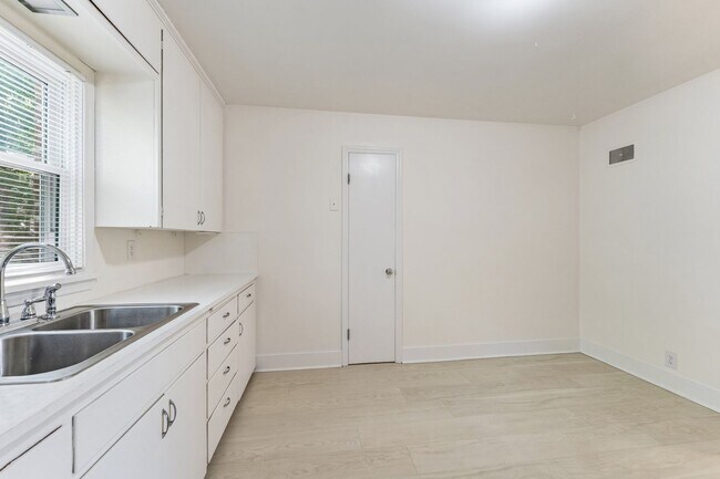 Building Photo - 1210 N 60th St