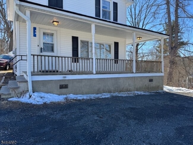 Building Photo - 44 Oak St