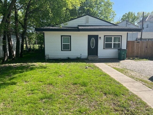 Primary Photo - 504 Davis St