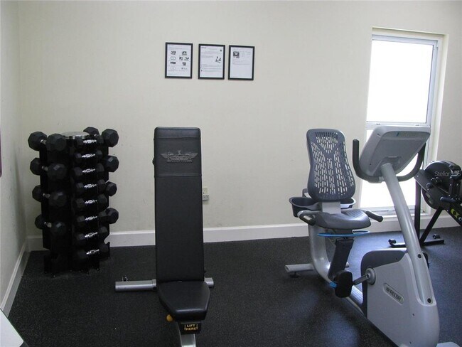 Building Photo - 7461 W Country Club Dr N