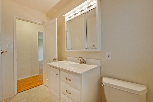 Building Photo - Awesome Home Located in a Quiet Tree Line ...