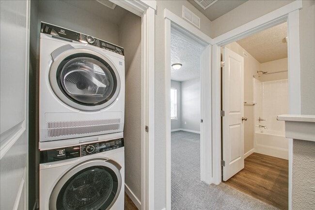 Building Photo - Cute Townhome in SW Boise