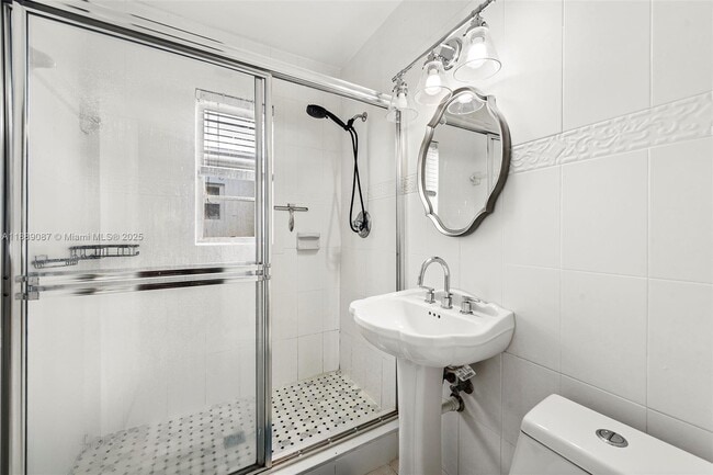 Building Photo - 1545 Normandy Dr