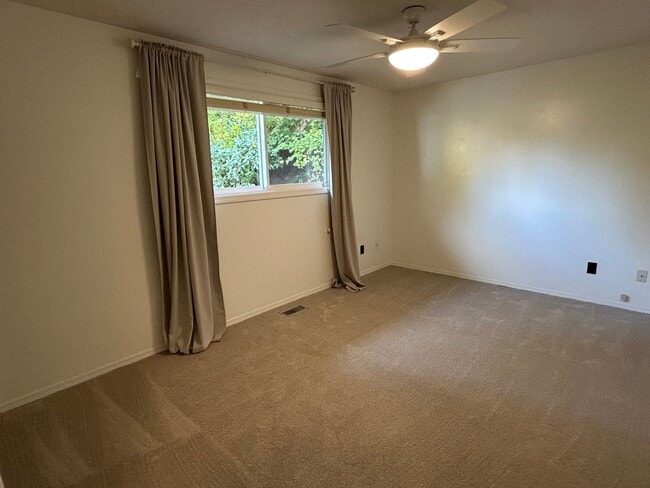 Building Photo - 4 Bedroom 2 bath Home on Quiet Street with...