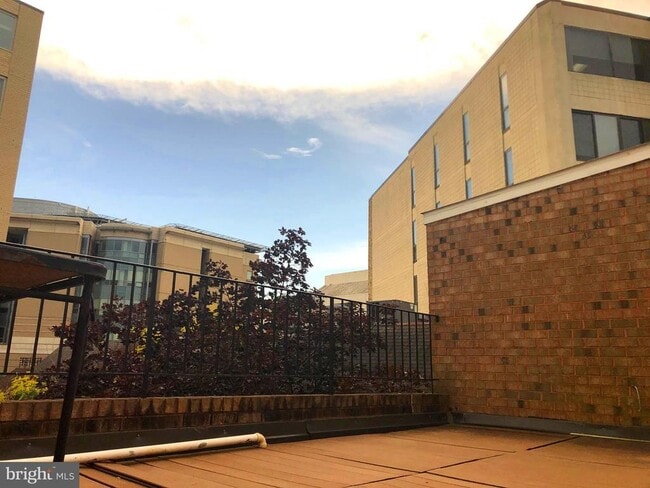 Building Photo - 900 24th St NW