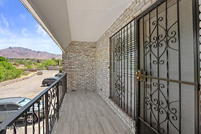 Building Photo - 6700 Escondido Dr
