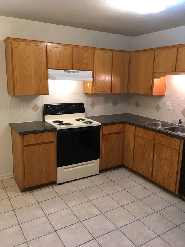 Building Photo - 3003 Cantabrian Dr