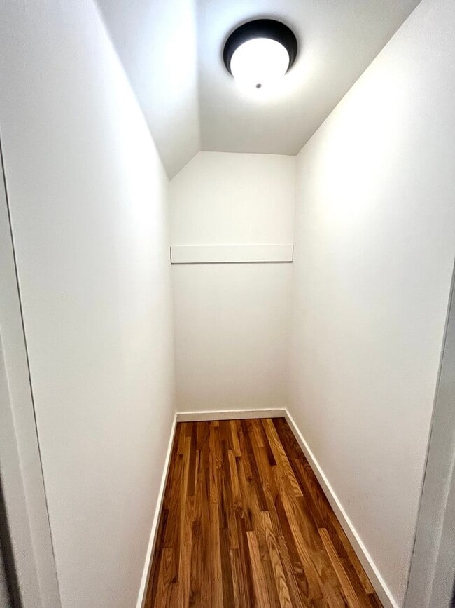 Building Photo - Charming 4 Bedroom Home Located in Lomita Park Neighborhood