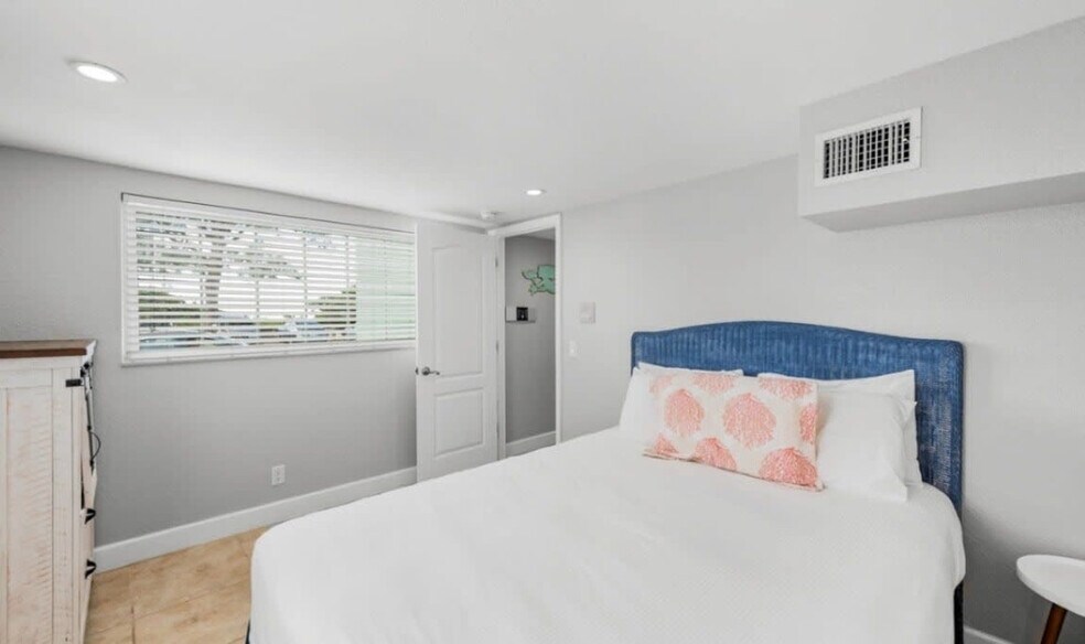 Building Photo - 100 7th St S