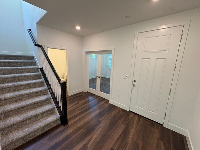 Building Photo - Beautiful 4 Bedroom 3 Bath Brentwood Home With SOLAR