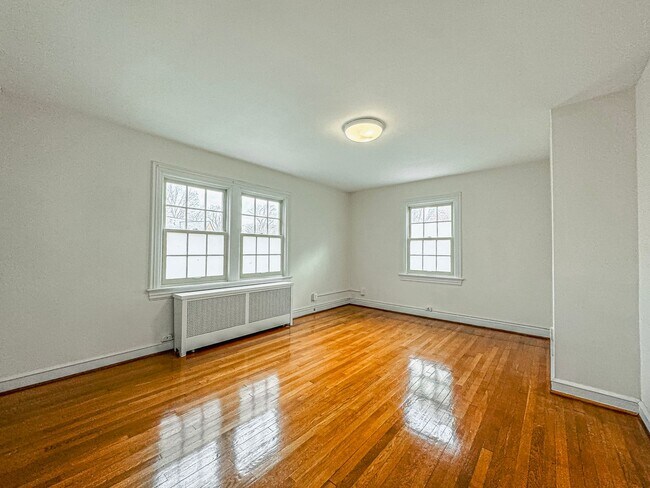 Building Photo - Stunning 4 Bed 3 Bath Tudor-style Brick Townhome In Desired Foxhall