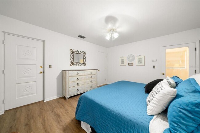 Building Photo - 2551 Lakeview Dr