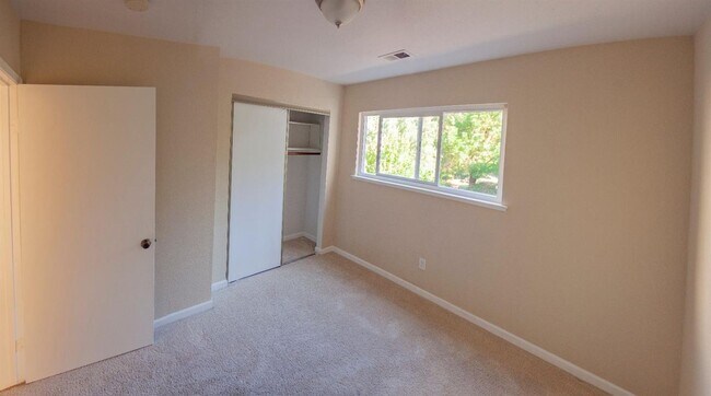 Building Photo - ? Greenbelt Access | Sauna | Updated Interior ?