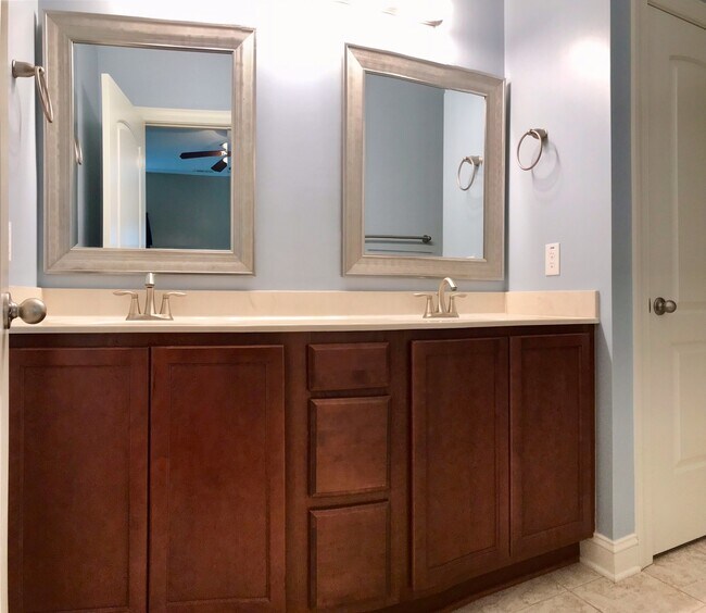 Building Photo - Rad in Raintree!