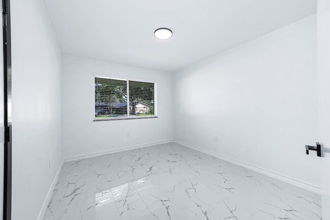 Building Photo - 1616 Redway Ln