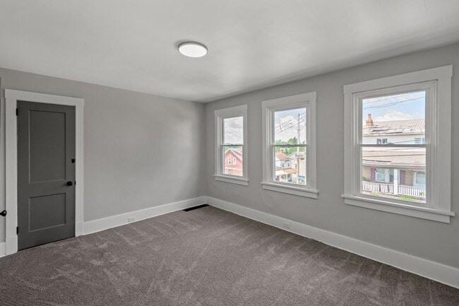 Building Photo - Stunning 3 bedroom home in Carrick available August 15!