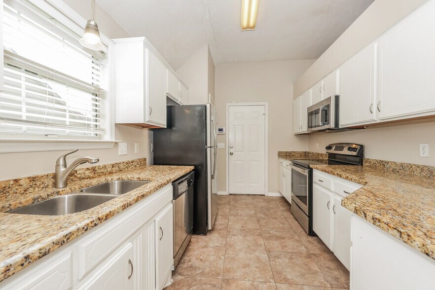 Building Photo - 901 Tal Ln