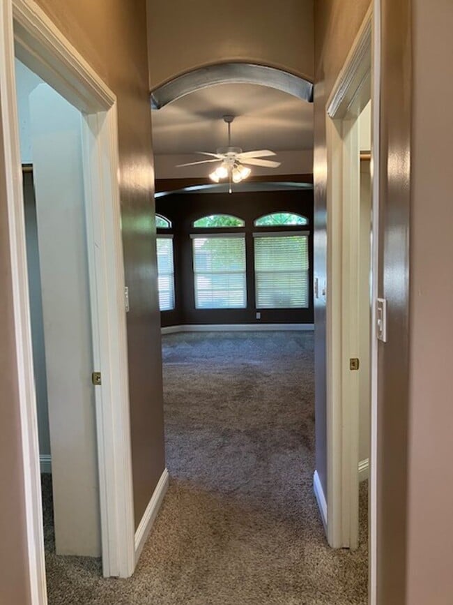 Building Photo - West Bakersfield Custom Home for Rent!