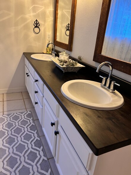 Building Photo - 1562 Oak St