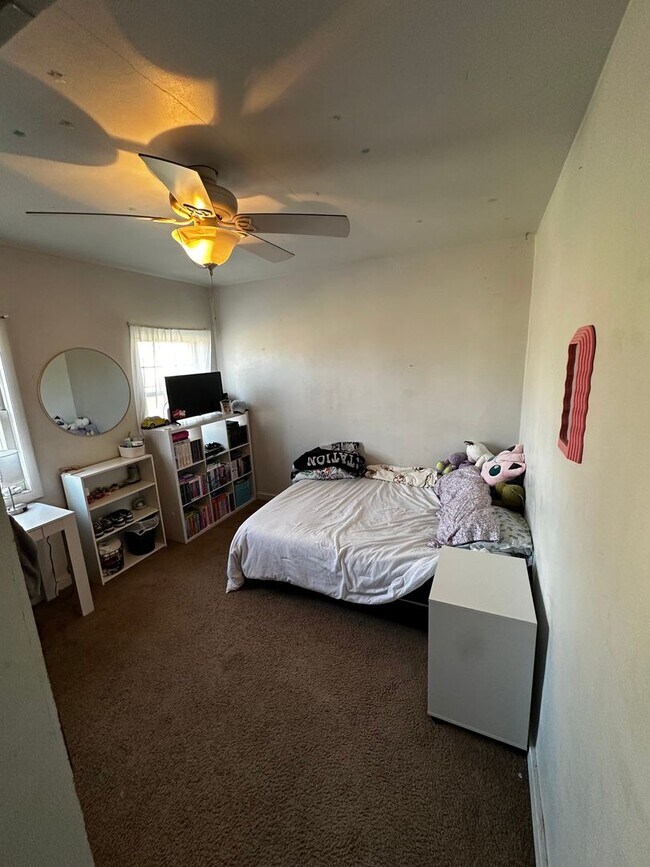 Building Photo - College: 1604-1601