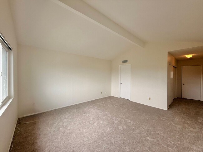 Building Photo - Large Home on Cul-de-Sac!