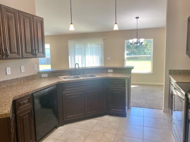 Building Photo - Large 4 Bedroom Rental!