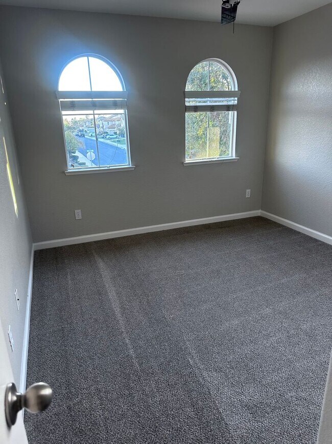 Building Photo - GORGEOUS HOME FOR RENT! NEW CARPET AND PAINT THROUGHOUT! 1 FULL BED AND BATH DOWNSTAIRS!