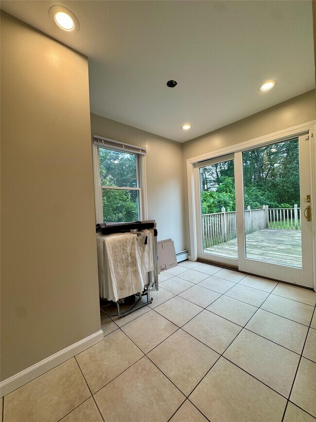 Building Photo - 10 Claremont Dr