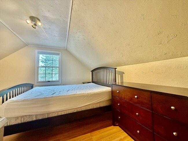 Building Photo - 51 Iroquois Rd