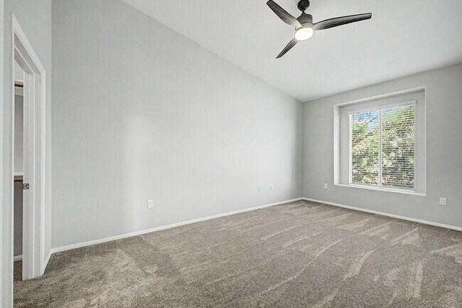Building Photo - 2 BEDROOM CONDO WITH MOUNTAIN VIEWS!