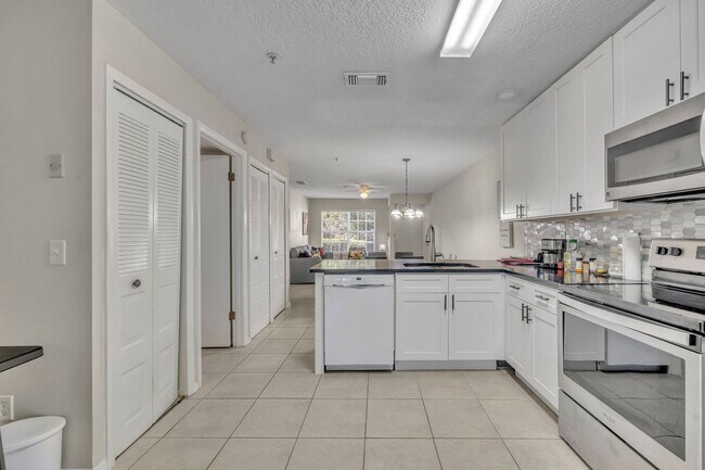 Building Photo - UCF Condo Utilities included
