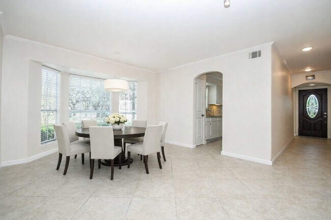 Building Photo - 13240 Trail Hollow Dr