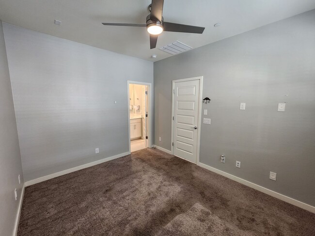 Building Photo - 3 Bedroom Townhome in the Fincher Fields C...