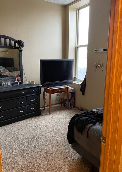 Building Photo - 104 W Main St